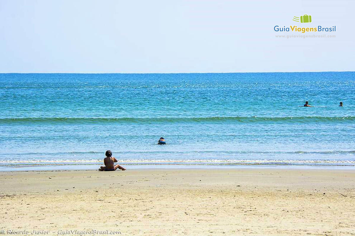 Imagem de criança na beira da Praia do Boracéia.