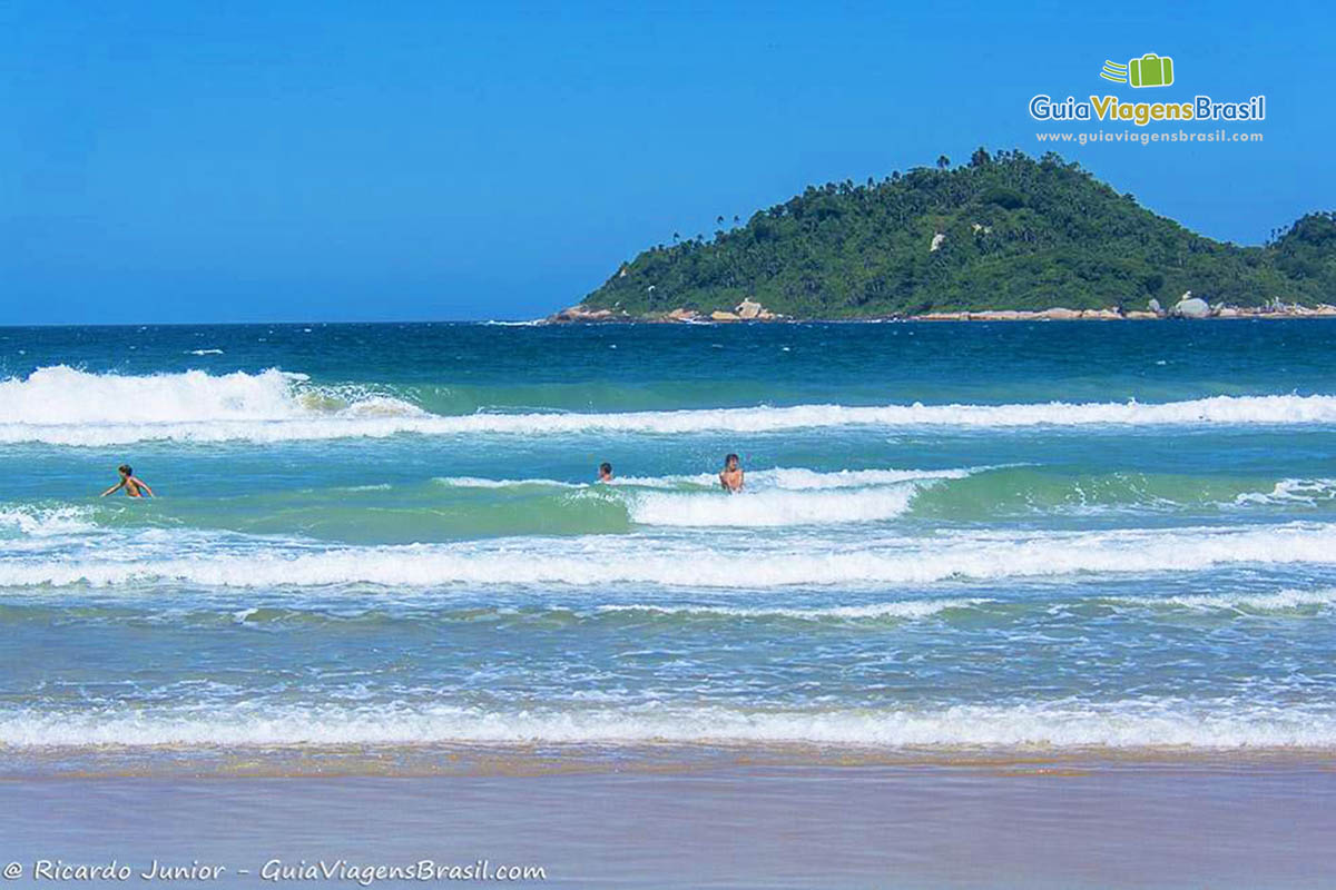 Imagem do mar azul da Praia Campeche.