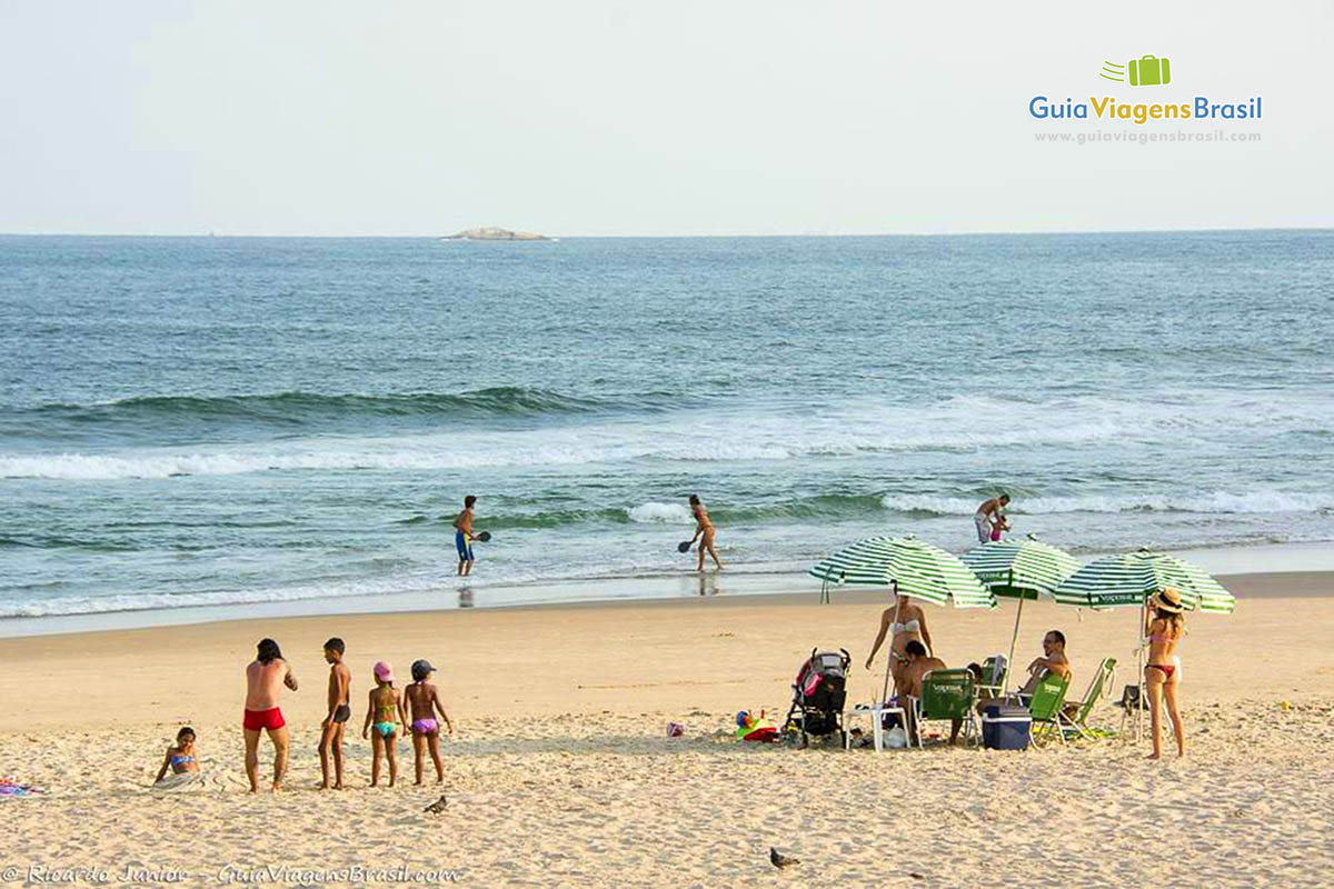 Imagem de crianças nas areias da Praia do Tombo.