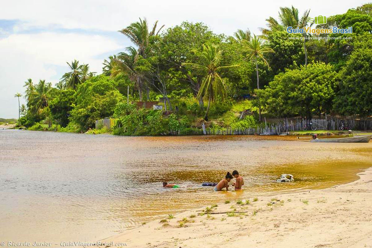 Imagem crianças aproveitando belo dia em Santo Amaro do Maranhão.