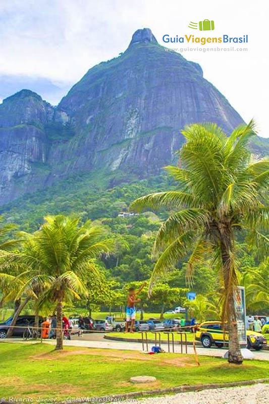 Imagem de criança praticando esportes na praia.