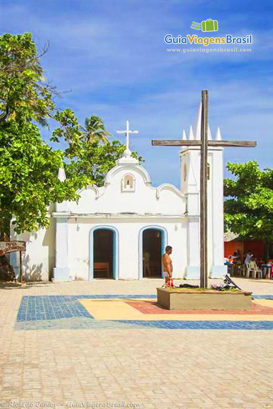 Imagem de igreja e do crucifixo que possui na frente da igreja de São Francisco de Assis.
