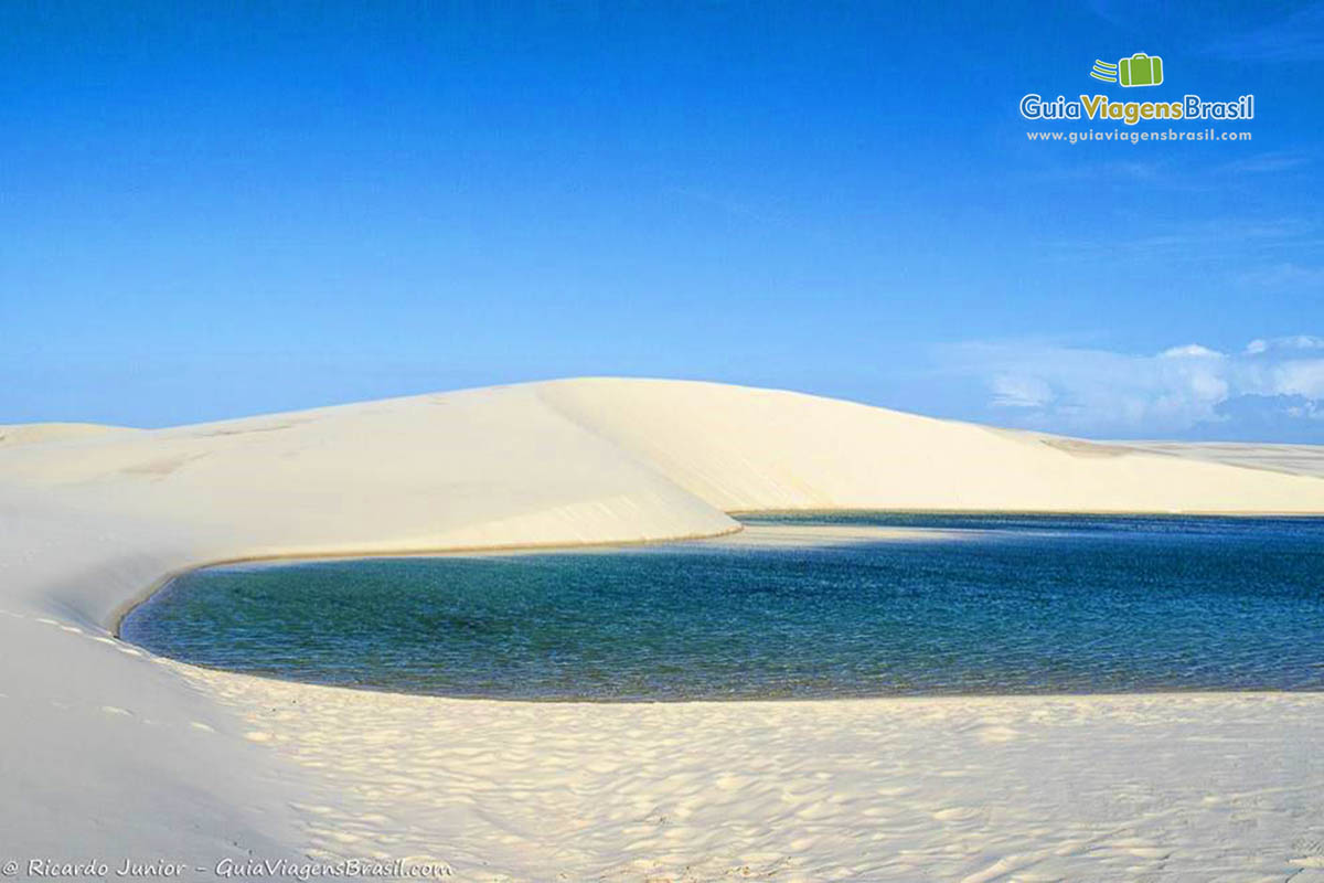 Imagem das águas nas curvas das dunas em Santo Amaro.