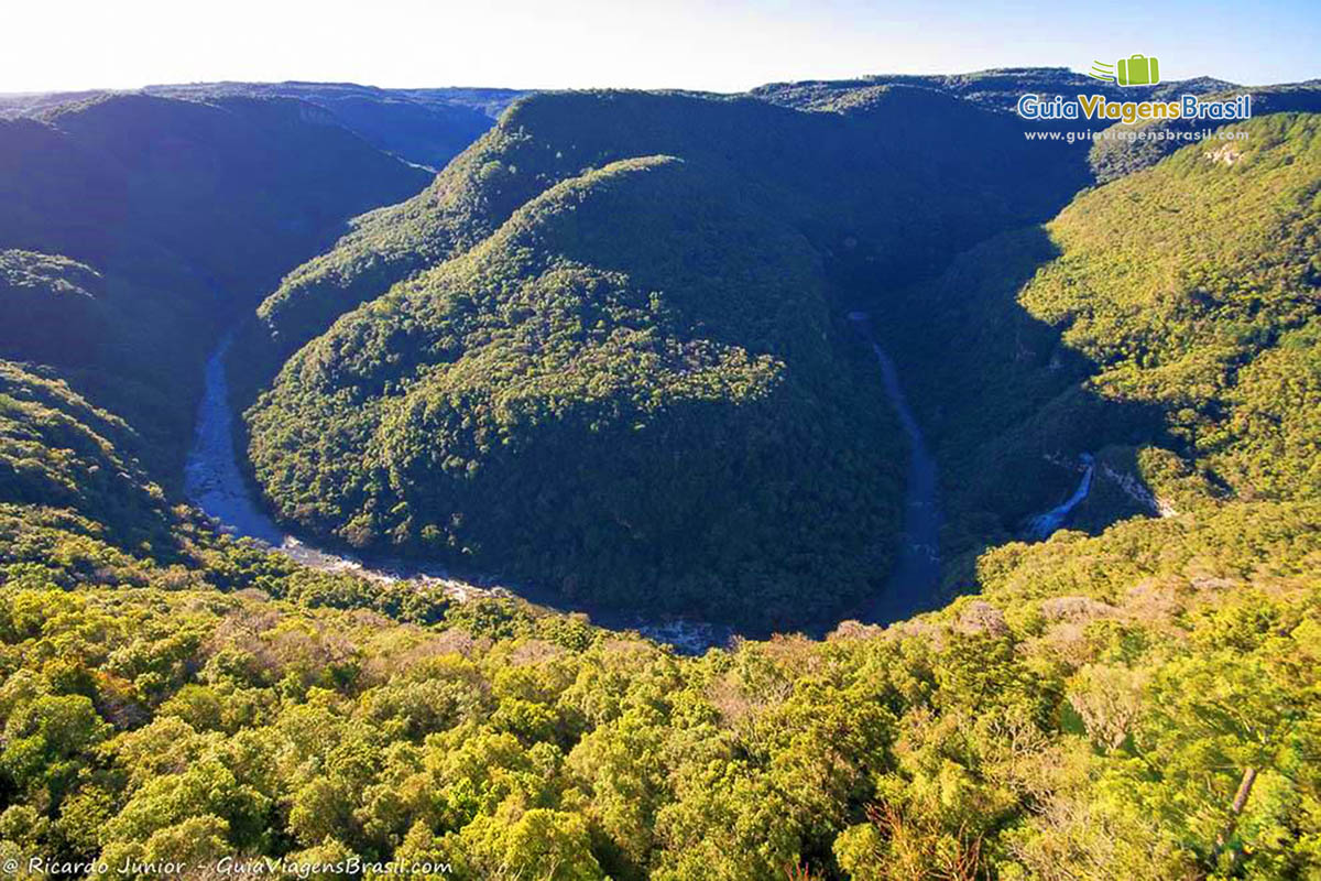 Imagem de um caminho que se parece com uma ferradura.