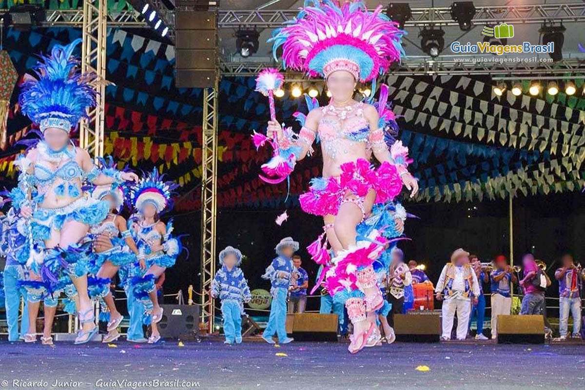 Imagem de crianças e meninas dançando na grande festa.