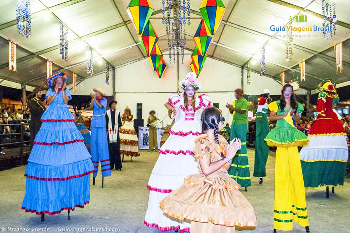 Imagem dos vestidos e lindas danças.