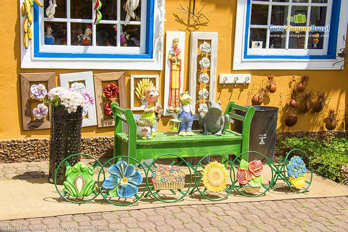 Imagem de lindas decorações expostas na frente da loja.