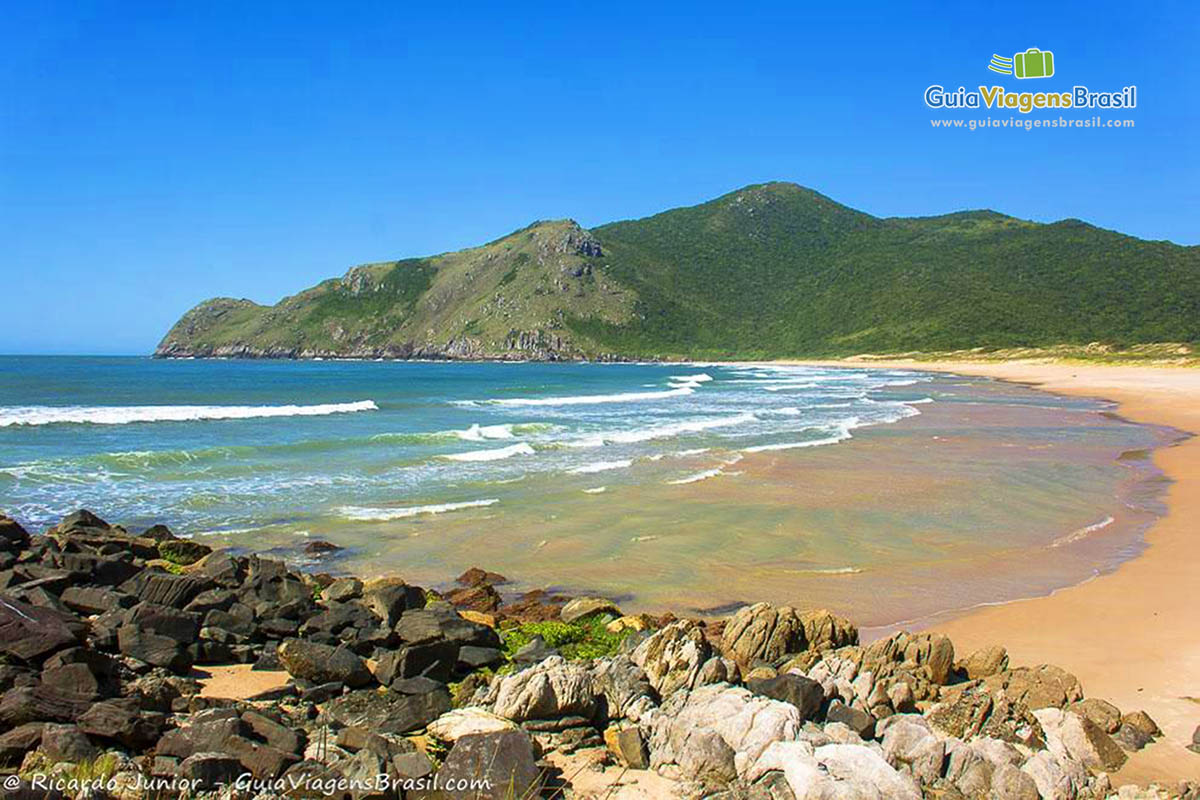 Imagem das pedras que possui no canto da praia.