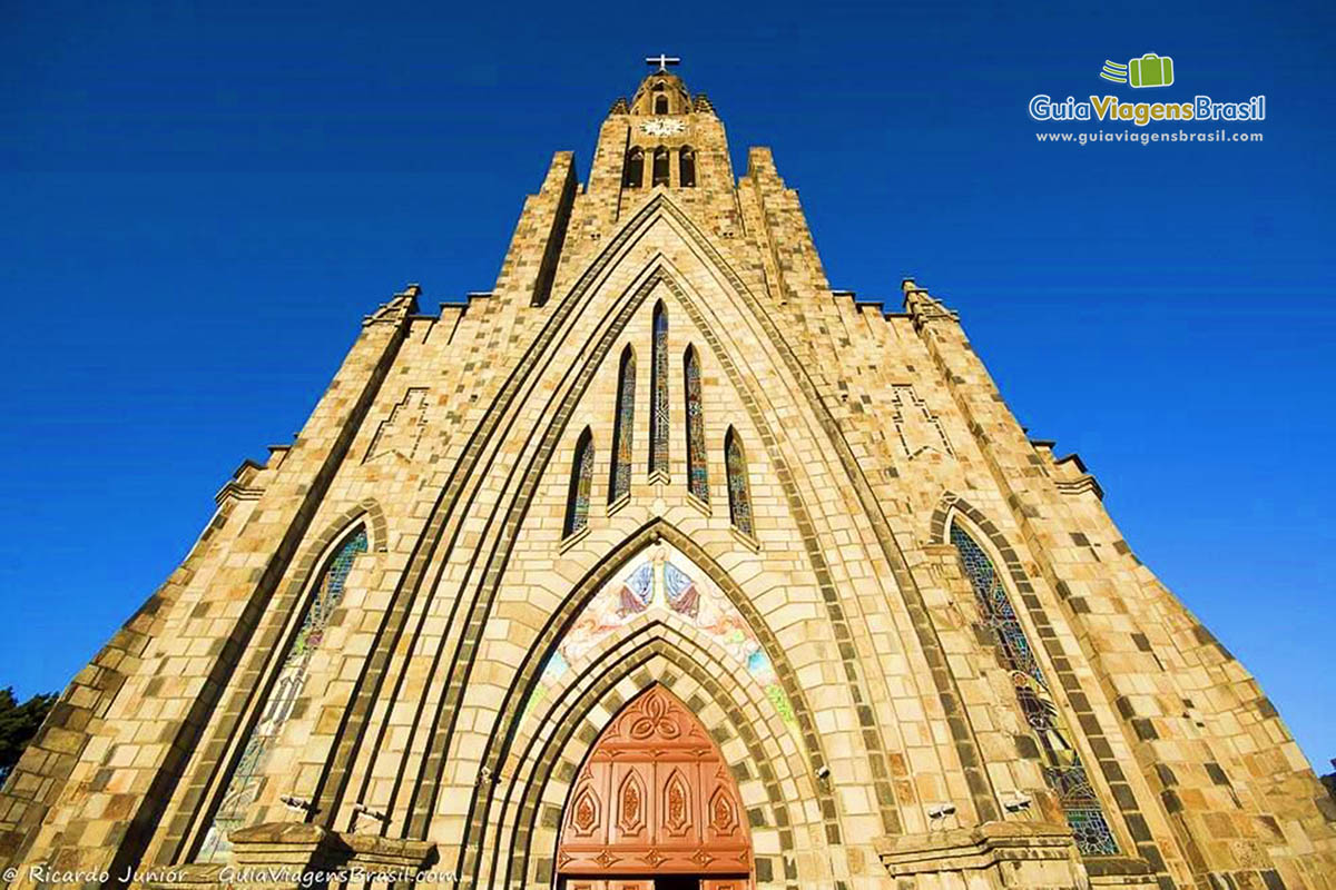 Imagem dos detalhes da fachada da bela igreja.