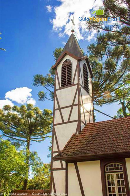 Imagem de árvores a o topo da igreja, no Parque do Imigrante.