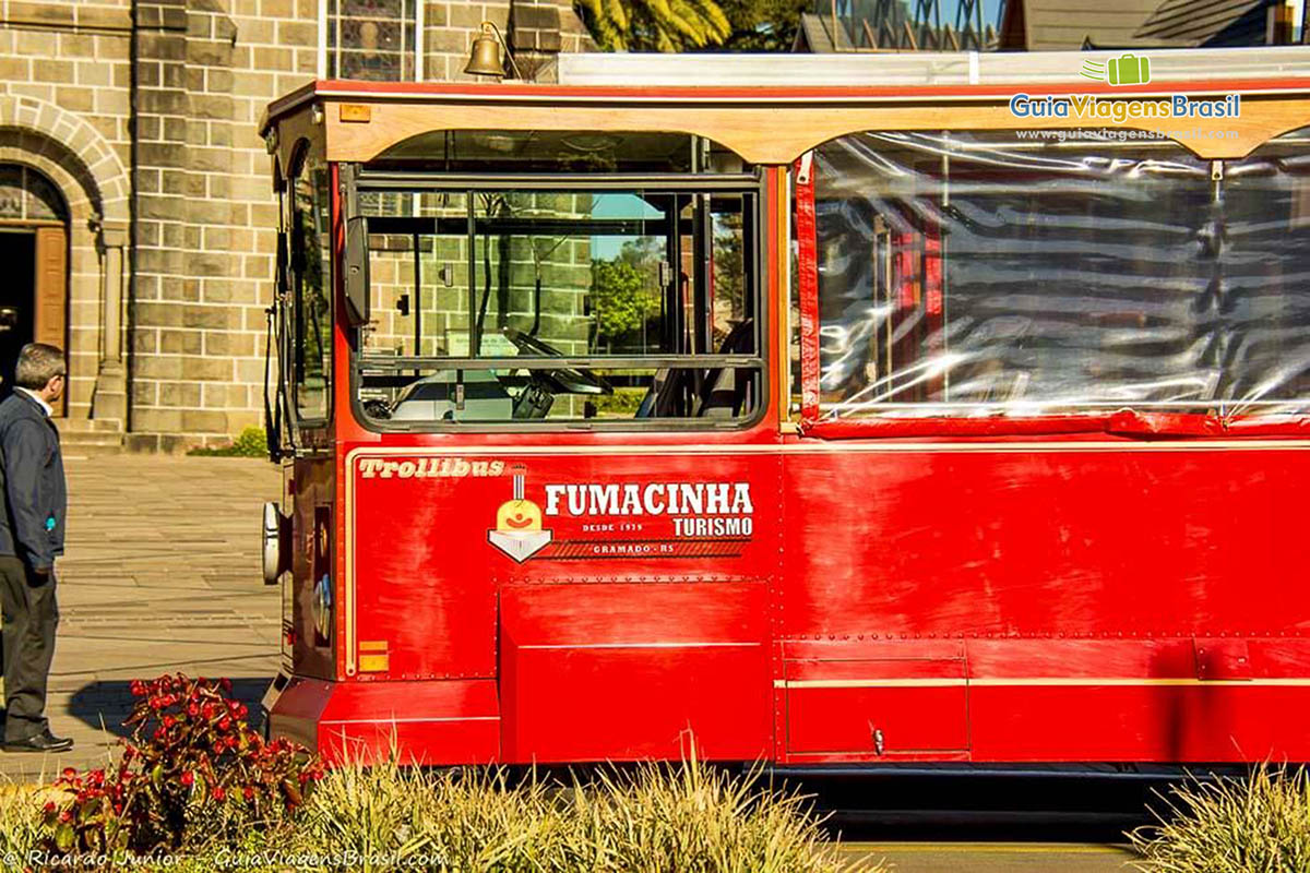 Imagem do ônibus vermelho fumacinha em Gramado.