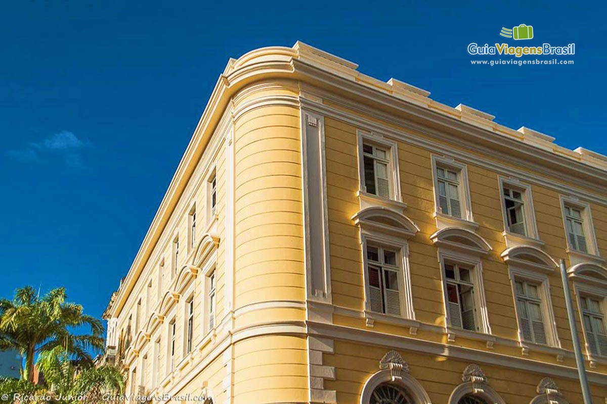 Imagem detalhes das janela de um belo casarão no Centro Histórico de Recife, Pernambuco.