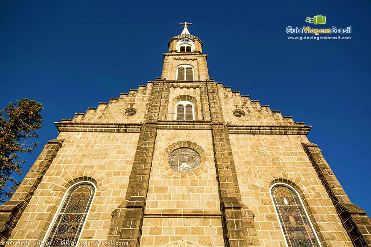 Imagem aproximada da Igreja de São Pedro.