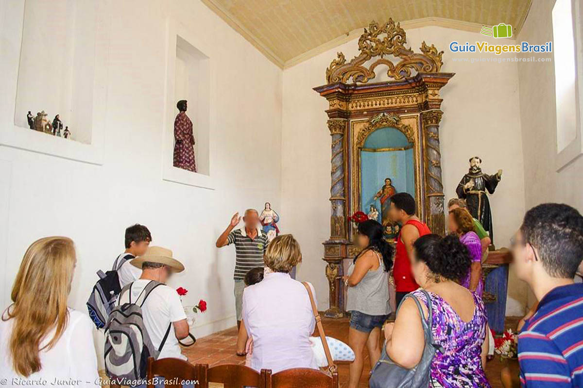 Imagem de devotos no altar da igreja.