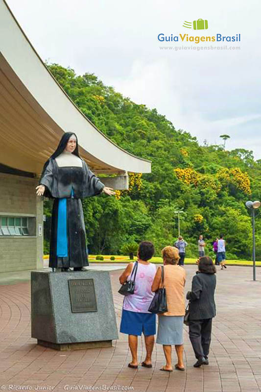 Imagem de visitantes no Santuário Santa Paulina.