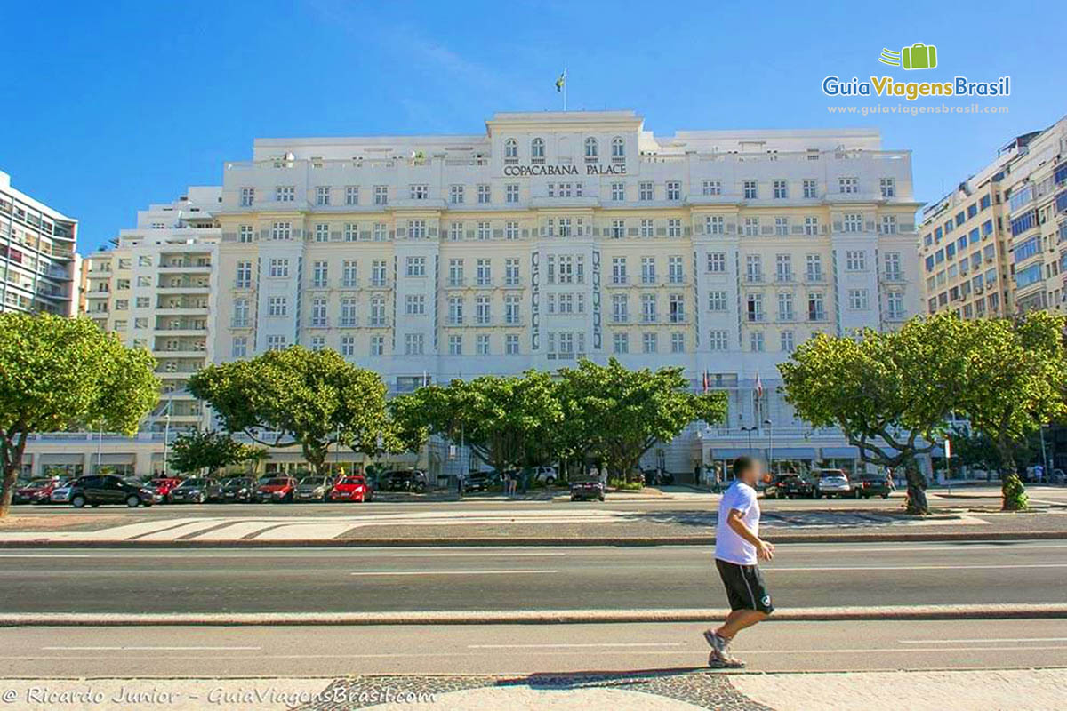 Imagem da bela arquitetura do Copacabana Palace no Rio de Janeiro.