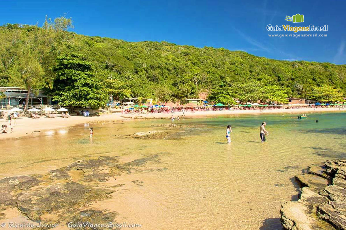 Imagem da praia ideal para passar um belo dia de sol com a família, em Búzios.