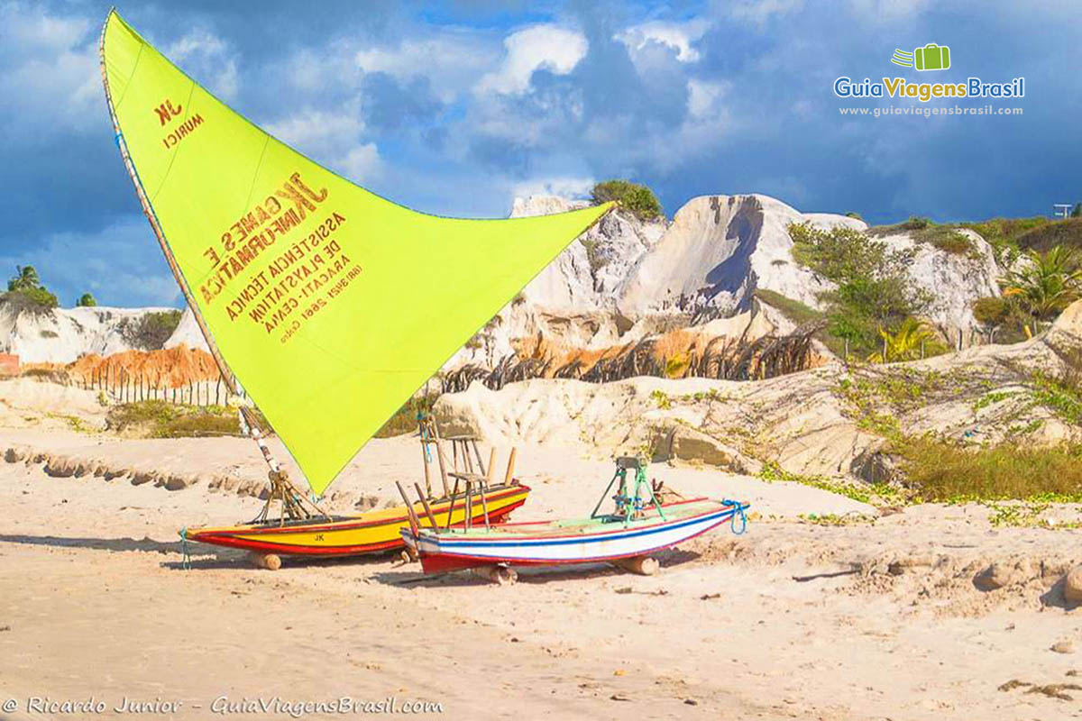 Imagem de duas jangadas na areia da Praia Canoa Quebrada,