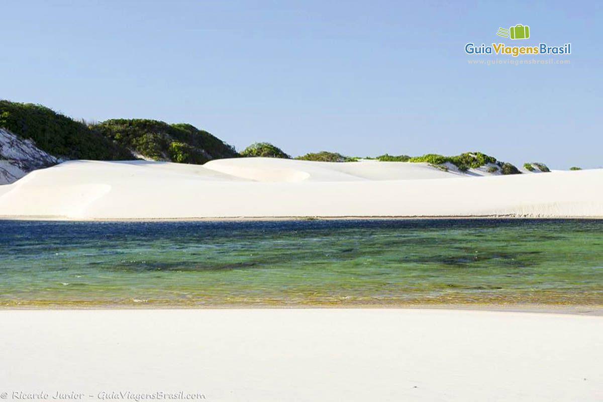 Imagem das lindas dunas com a lagoa.