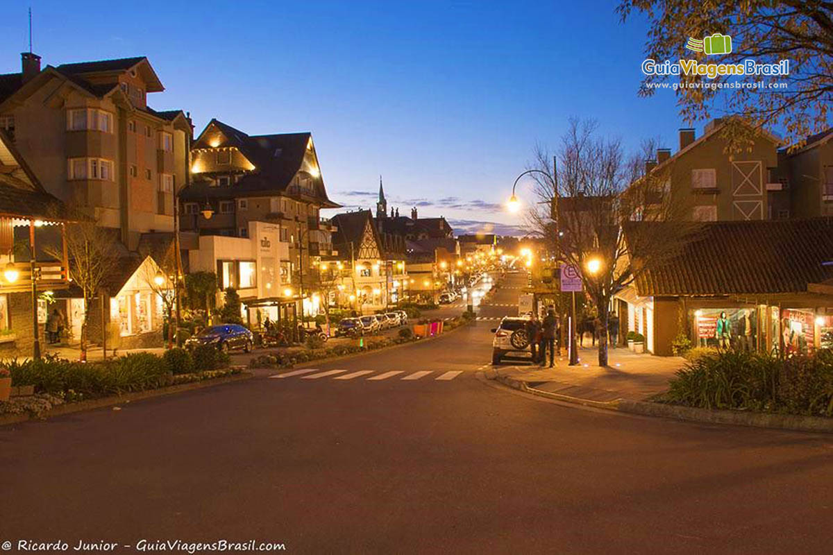 Imagem do entardecer das ruas do centro de Gramado.