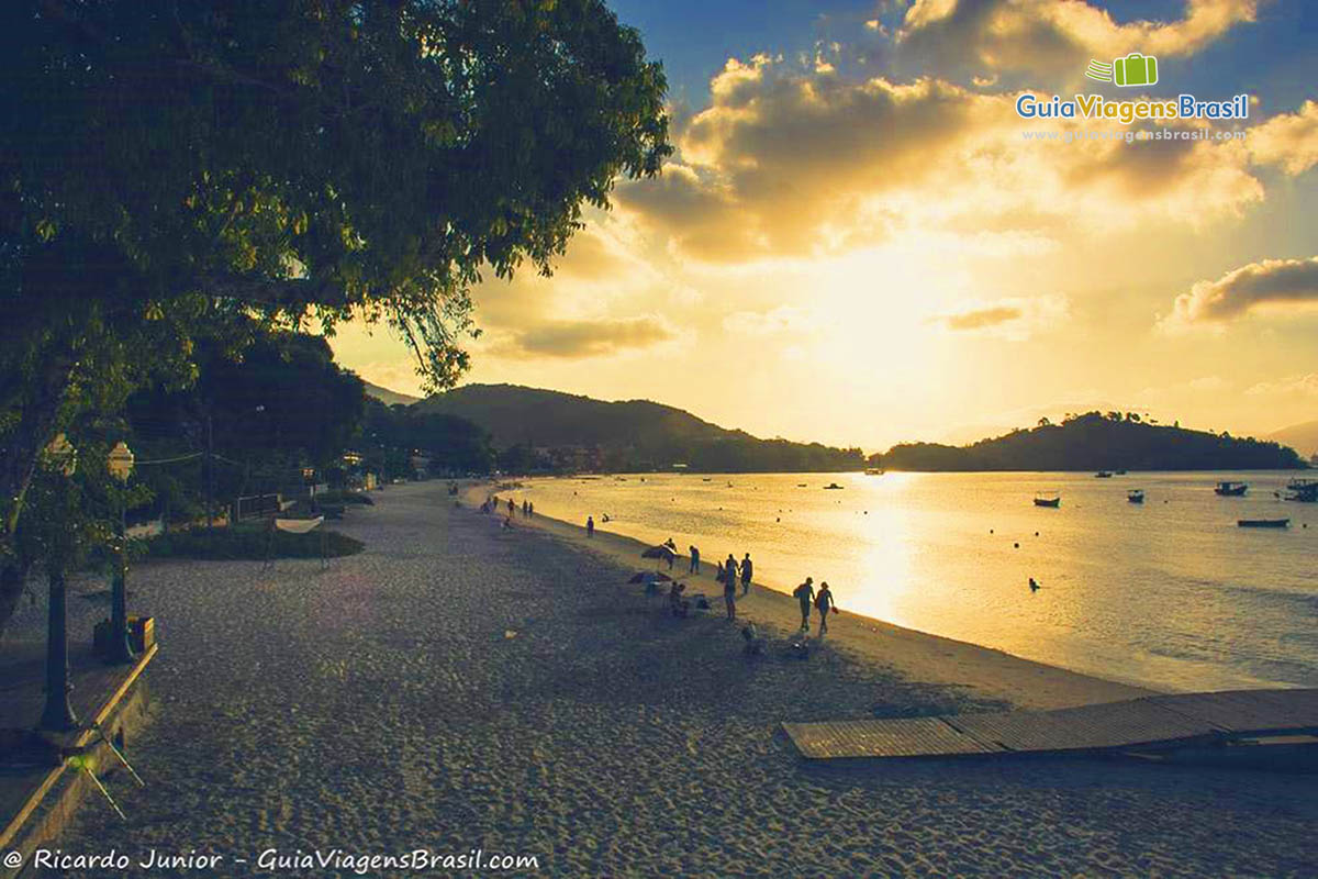 Imagem de belo entardecer na Praia Central Porto Belo.