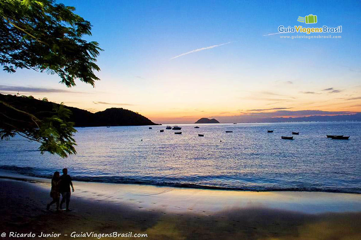 Imagem do inegualável entardecer na Praia de João Fernandes, em Búzios.