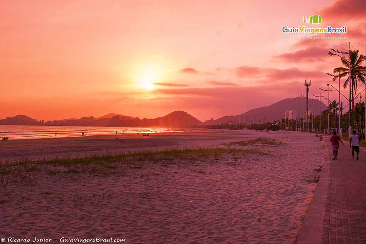 Imagem de um lindo entardecer na praia no Guarujá.