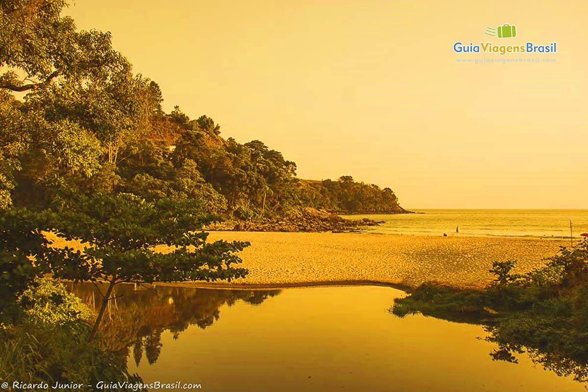 Imagem de um maravilhoso entardecer da Praia Maresias.