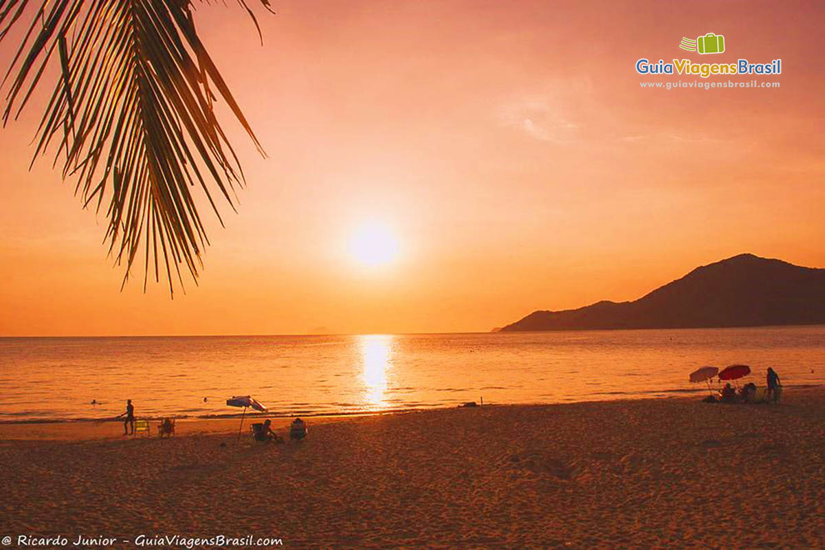 Imagem de um entardecer maravilhoso na Praia Paúba.