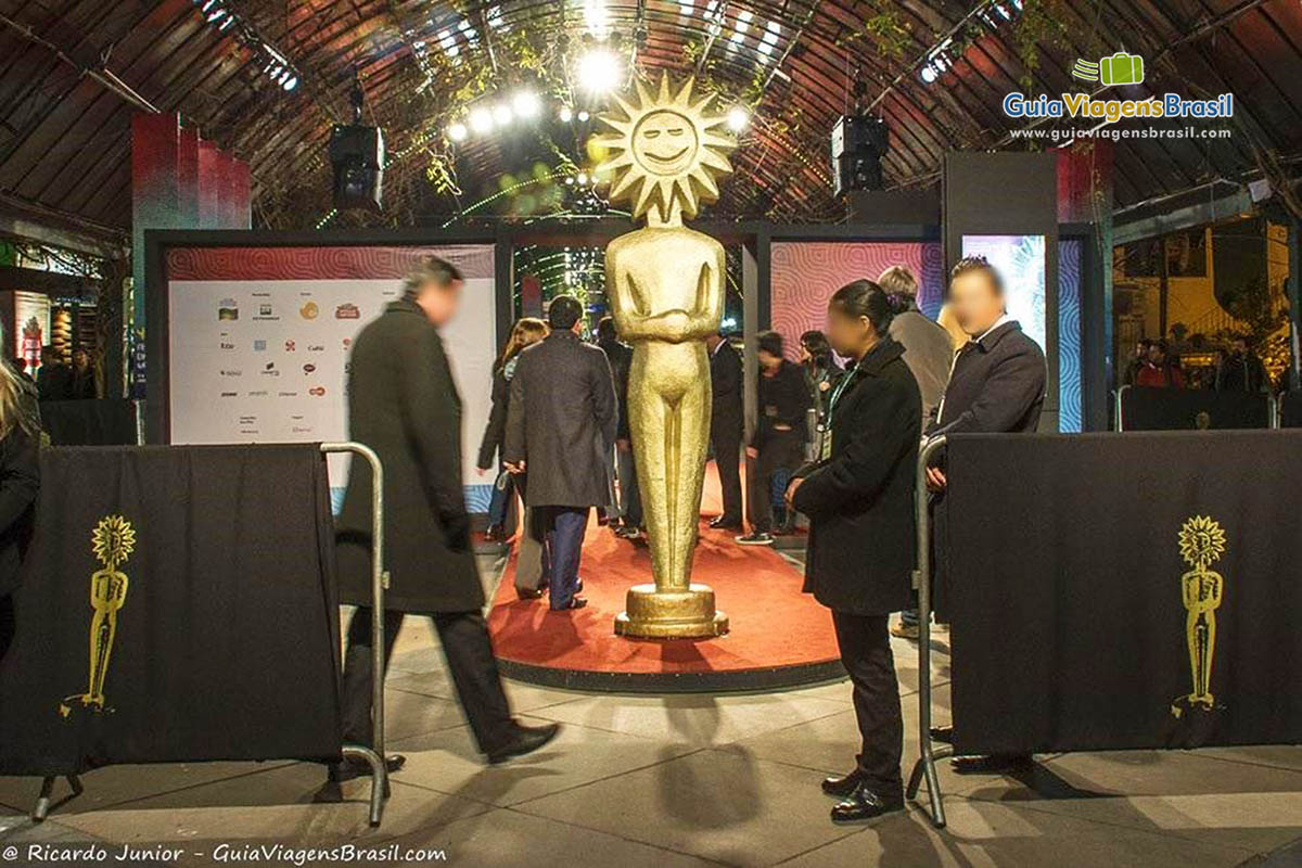 Imagem de seguranças na frente do Festival de Cinema.