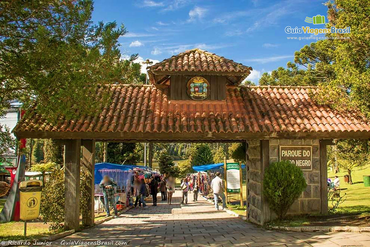 Imagem da entrada do Parque do Lago Negro.