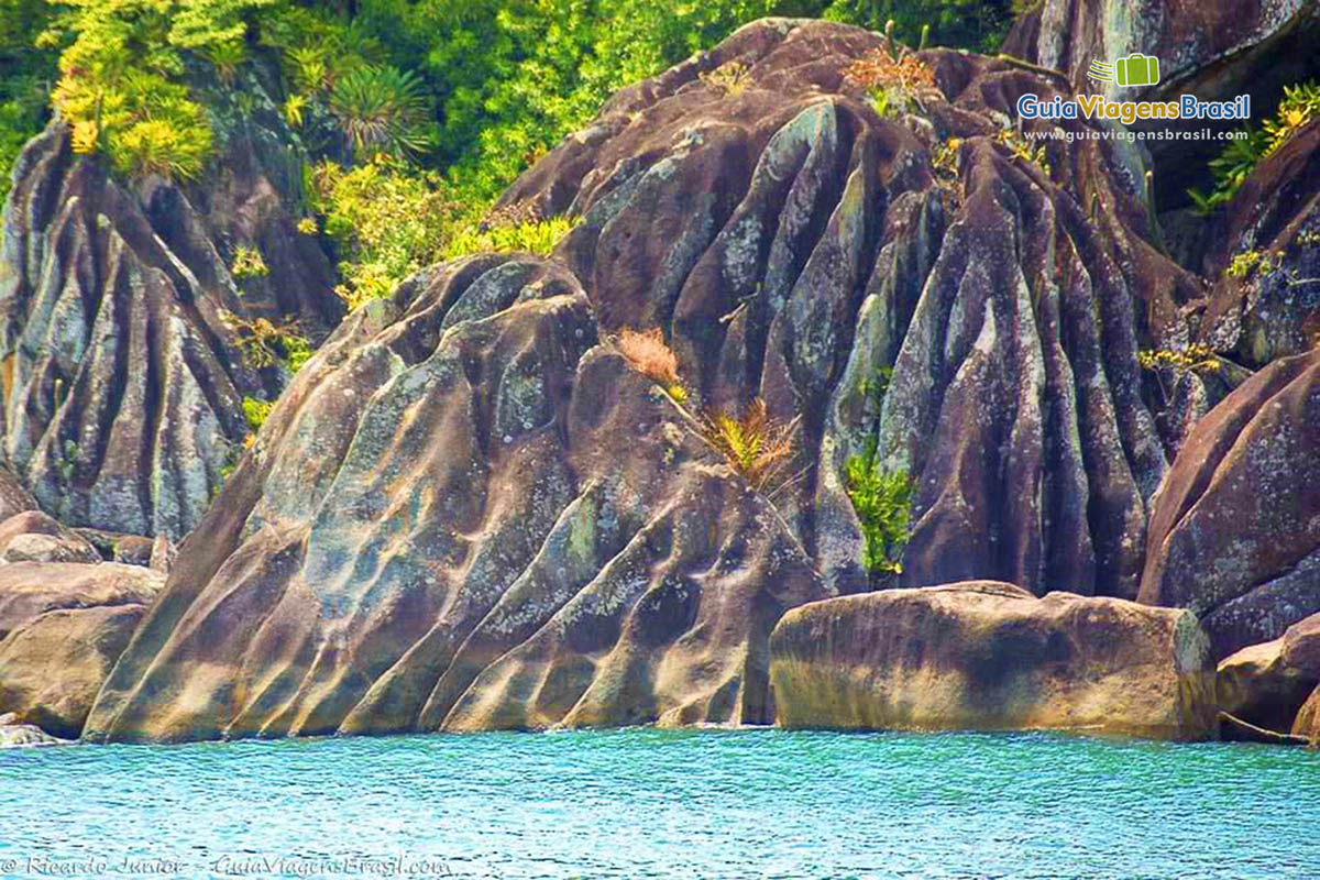 Imagem da erosão dos ventos e do mar nas pedras da Praia Jabaquara, em Ilhabela.