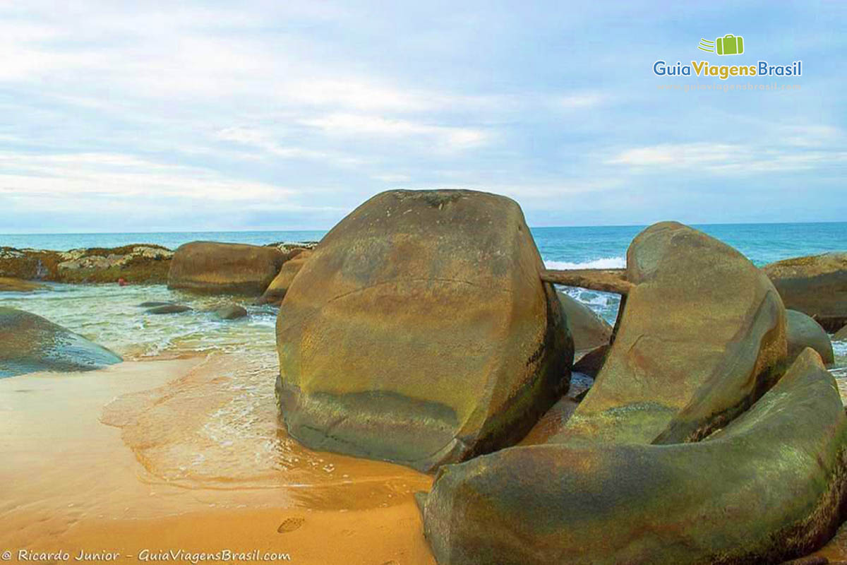 Imagem erosão nas pedras da Praia do Estaleiro.