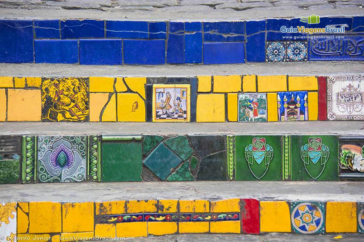 Imagem da famosa escadaria de Santa Tereza.