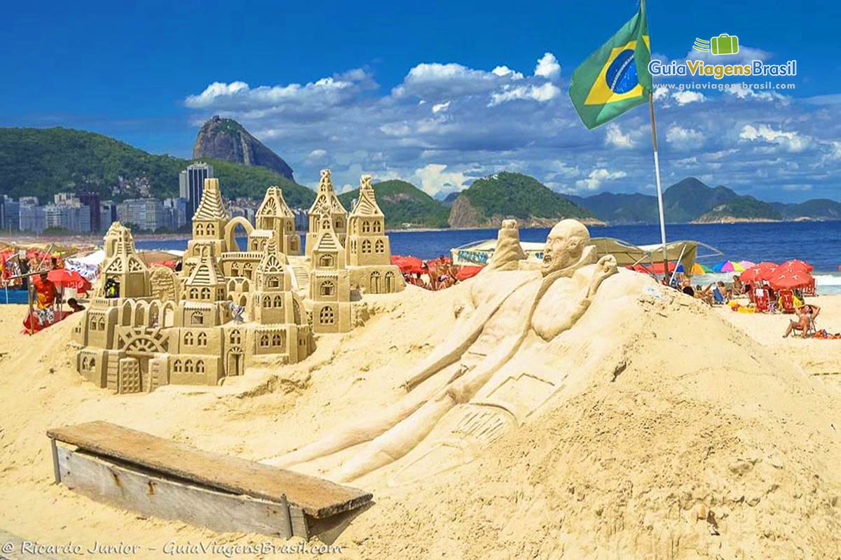 Imagem de escultura nas areias da linda Praia de Copacabana.