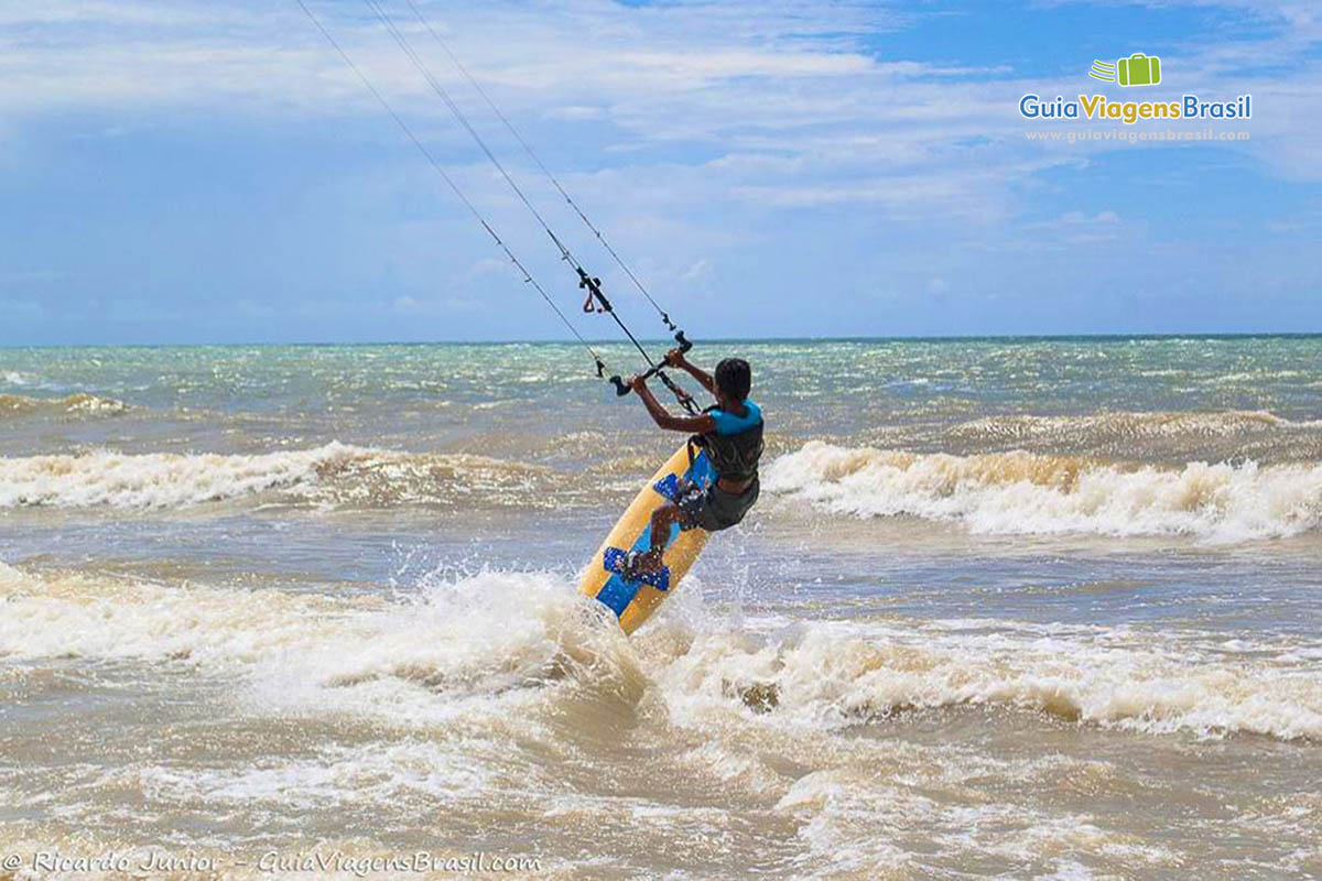 Imagem de uma pessoa praticando esporte na linda Praia Canoa Quebrada.