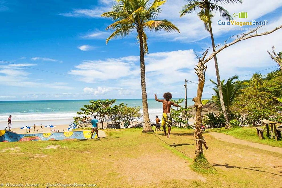 Imagem de pessoa praticando esporte na bela Praia da Tiririca.