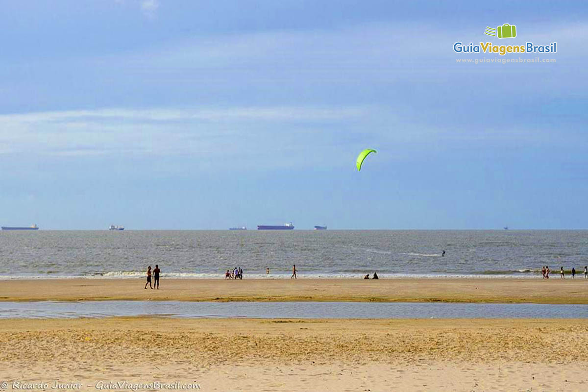 Imagem de esportes na água da Praia São Marcos.