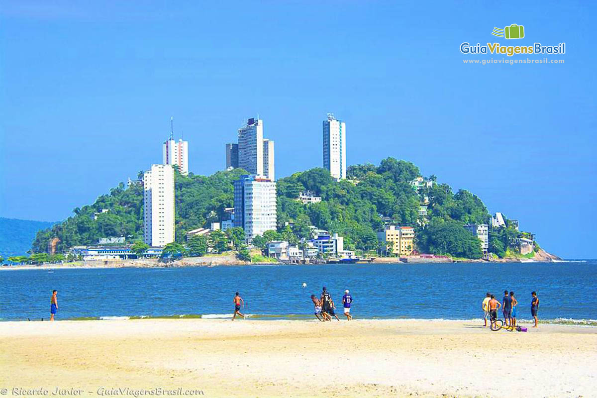 Imagem de amigos jogando bola na Praia em São Vicente.