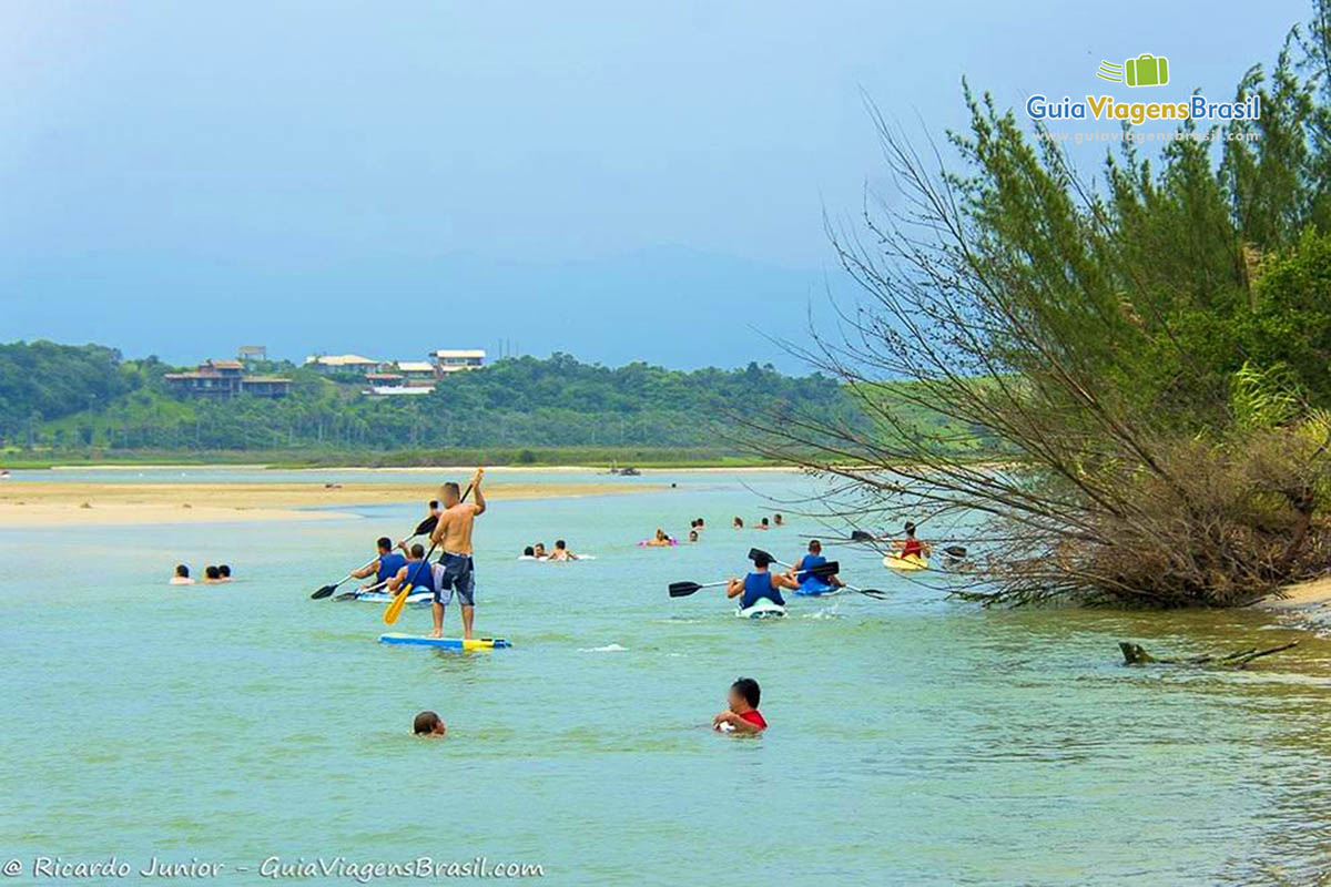 Imagem de várias pessoas fazendo esportes aquáticos na Praia da Barra de Ibiraquera.