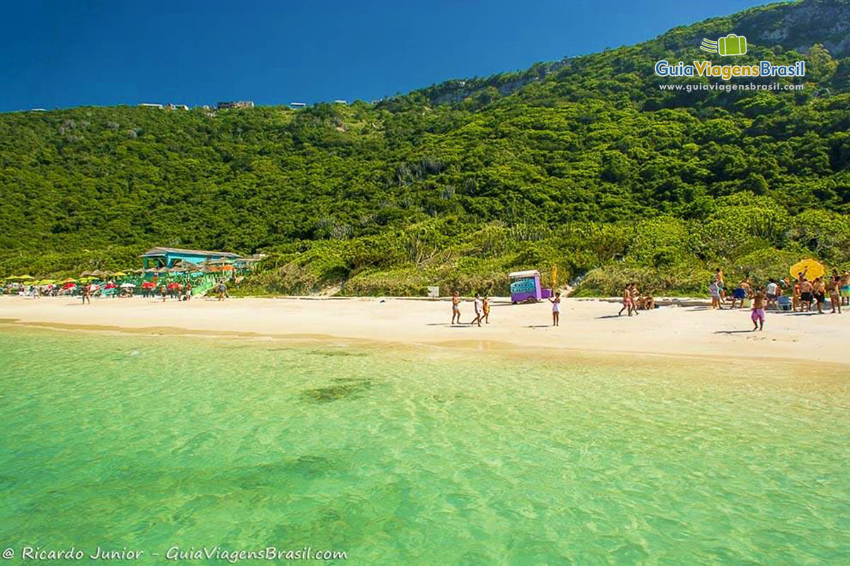 Imagem das águas cristalinas e ao fundo a linda praia.