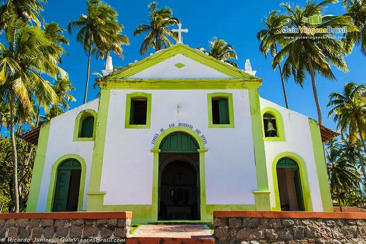 Imagem da fachada aproximada da linda Igreja.