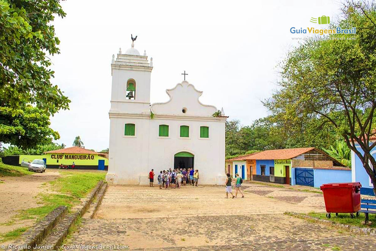 Imagem da fachada da bela e simples igreja de Alcântara.