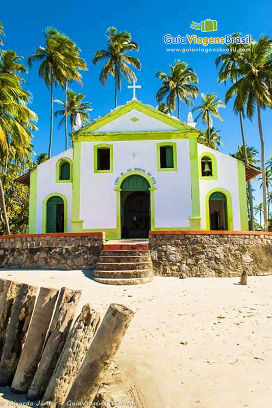 Imagem da fachada da igreja, um charme total da praia.