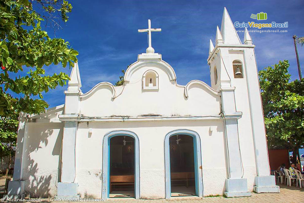 Imagem da bela fachada da Igreja de São Francisco de Assis na Praia do Forte.