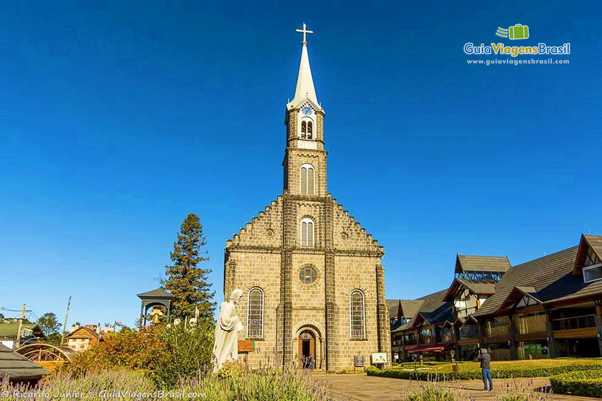 Imagem da fachada da Igreja São Pedro.