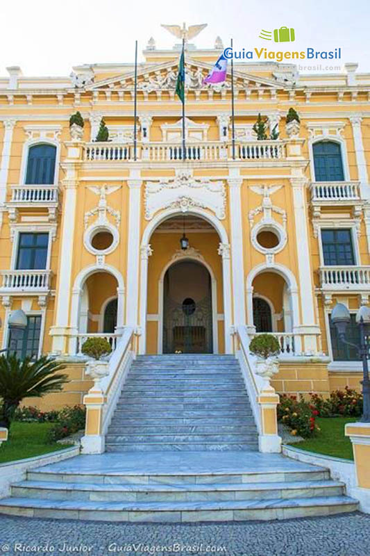 Imagem da entrada do palácio, em Vitória.