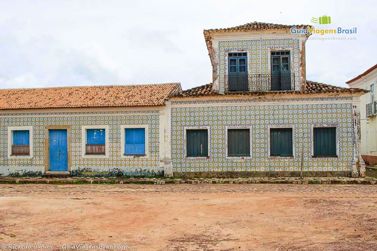 Imagem de antigos casarões com paredes pintadas.