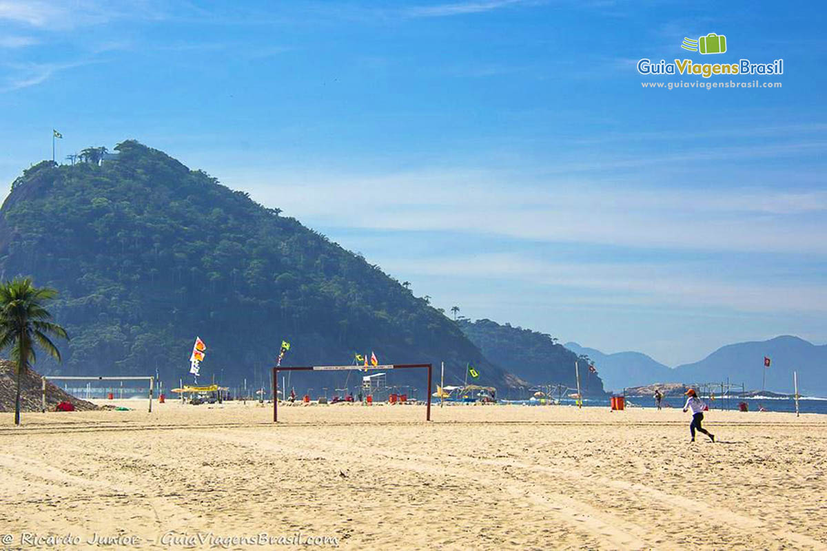 Imagem da larga faixa de areia da Praia de Copacabana.