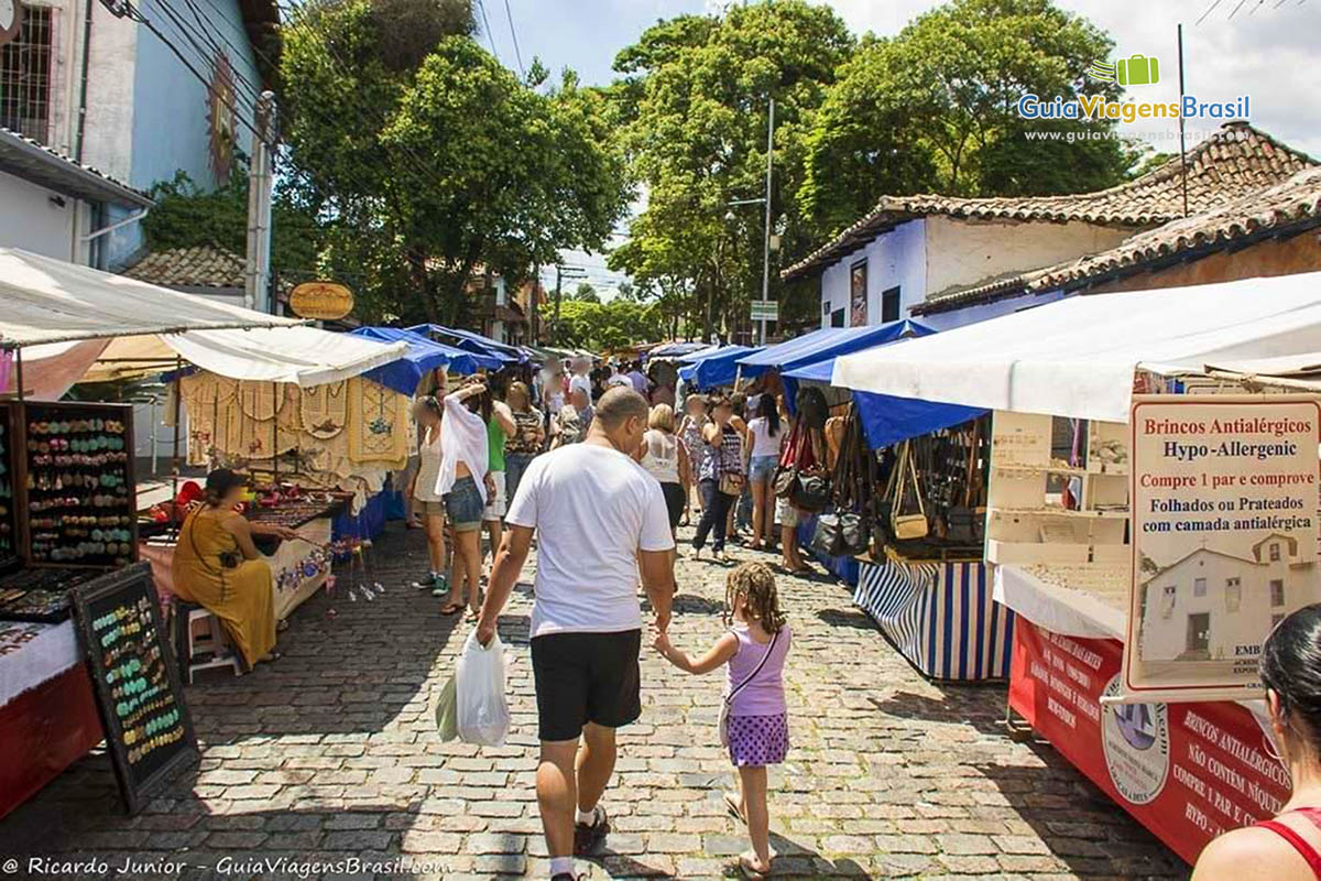 Imagem de família passando dia em Embu das Artes.